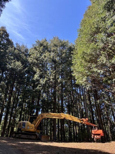 山の中に置いてある林業機械