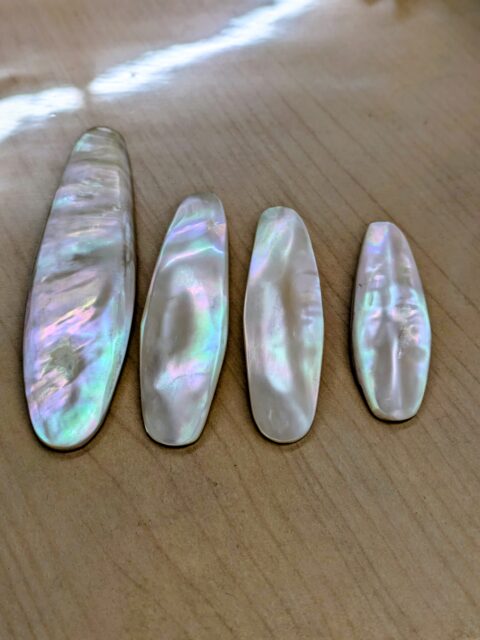 ヤコウガイで製作中のルアー