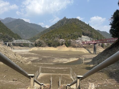 水不足が続いた時期のダム湖