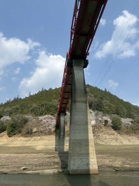水不足が続いた時期のダム湖・橋桁