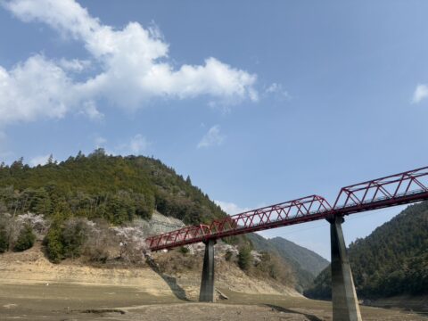 水不足が続いた時期のダム湖・橋桁