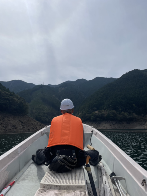 山間部の川をボートに乗って進む様子